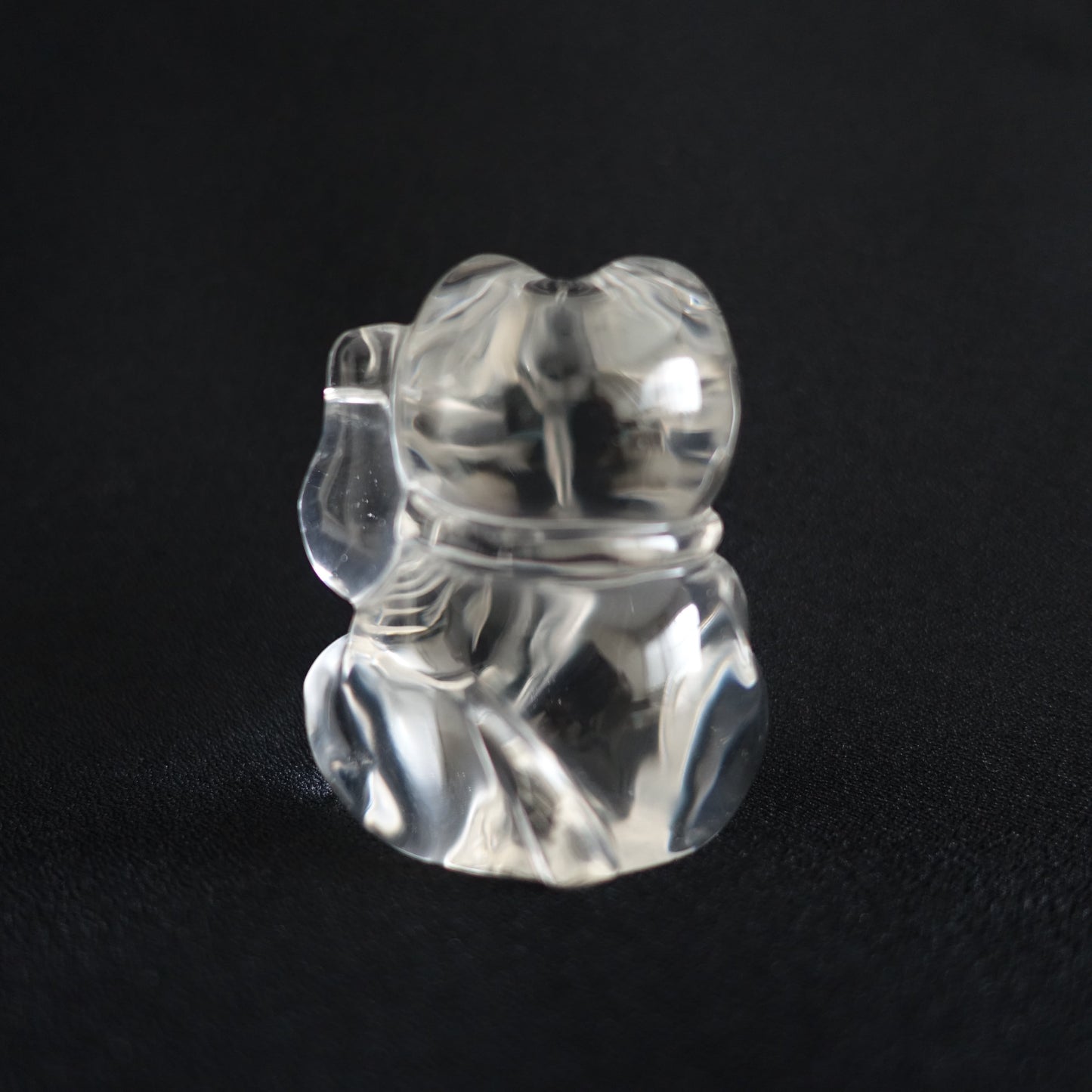 【送料無料】水晶製の招き猫《彫刻/高さ55mm 幅46.5mm》良縁・人脈・千客万来