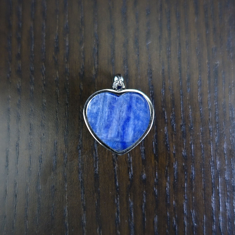 【送料無料】カイヤナイト18mm×19mmハート型ペンダントトップ《ツヤツヤ/silver925》【ポスト投函対応可能商品】