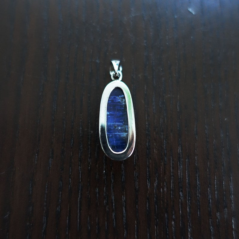 【送料無料】カイヤナイト23mm×10mm 縦長オーバル型ペンダントトップ《冷静な判断力/直観力/洞察力》silver925【ポスト投函対応可能商品】