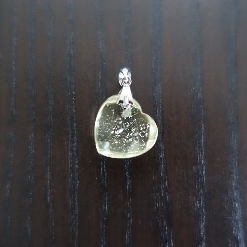 【送料無料】リビアングラス ハート型ペンダントップ《11mm Silver925/カルマの解消&変容/宇宙意識と地球意識の融合》レアストーン!【ポスト投函対応可能商品】