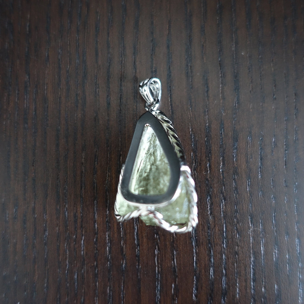【送料無料】リビアングラス 原石ペンダントップ《29mm×21mm Silver925/カルマの解消&変容/宇宙意識と地球意識の融合》レアストーン!【ポスト投函対応可能商品】