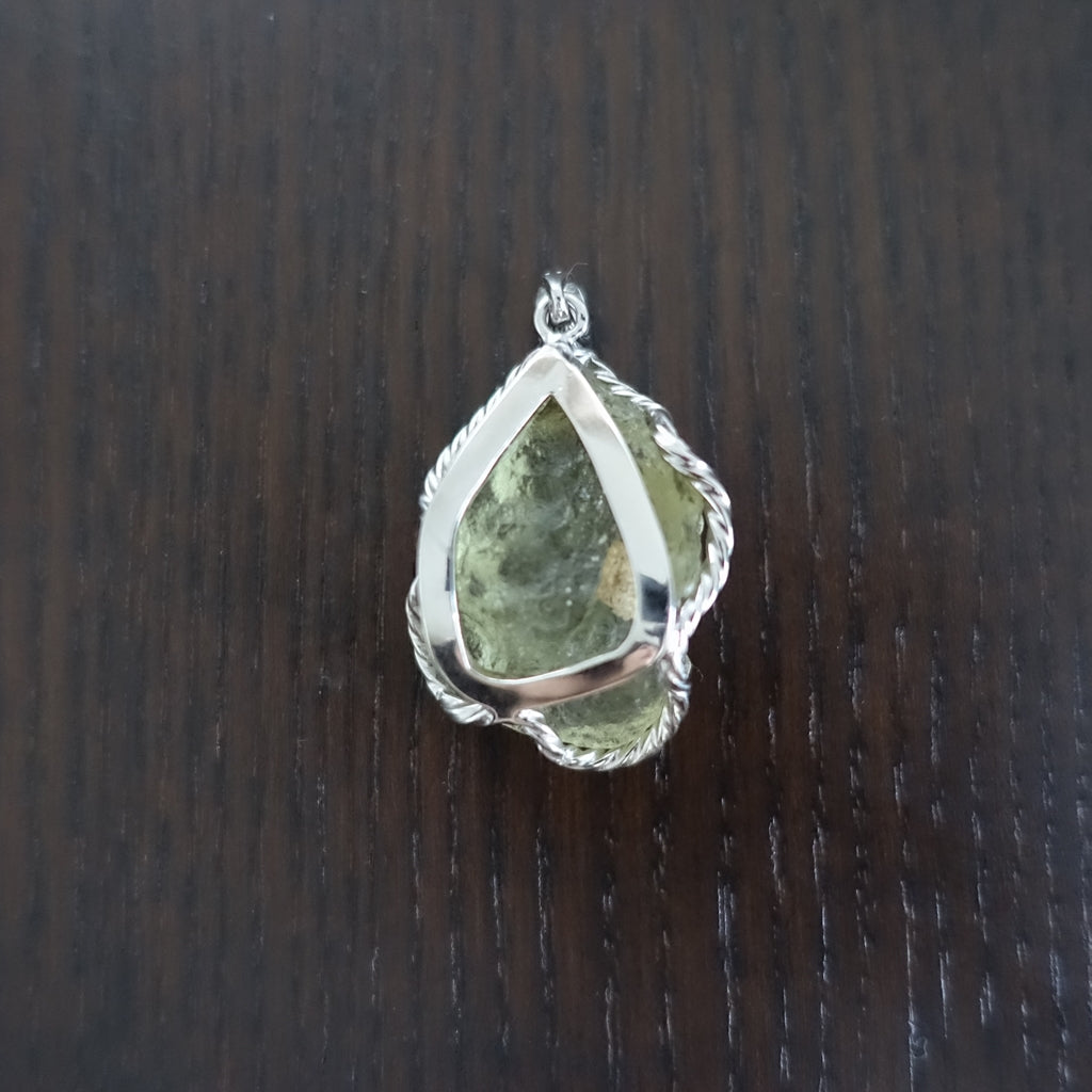 【送料無料】リビアングラス 原石ペンダントップ《34mm×24mm Silver925/カルマの解消&変容/宇宙意識と地球意識の融合》レアストーン!【ポスト投函対応可能商品】
