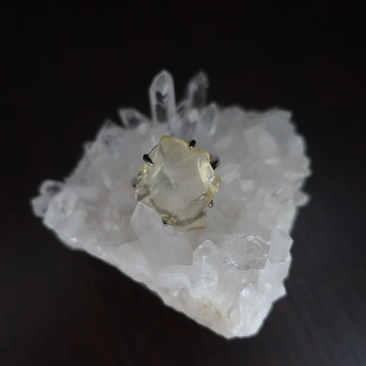 【送料無料】リビアングラス 原石リング《20.5mm×17.5mm/Silver925 フリーサイズ》カルマの解消&変容/宇宙意識と地球意識の融合 レアストーン!