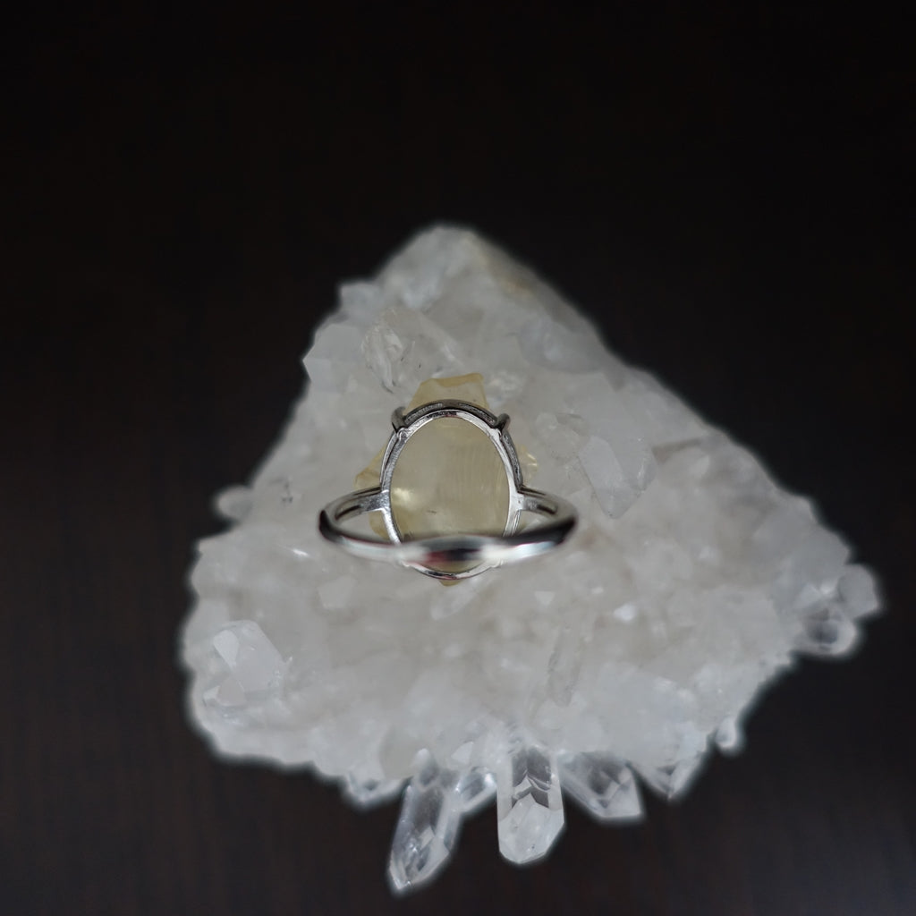 【送料無料】リビアングラス 原石リング《20.5mm×17.5mm/Silver925 フリーサイズ》カルマの解消&変容/宇宙意識と地球意識の融合 レアストーン!