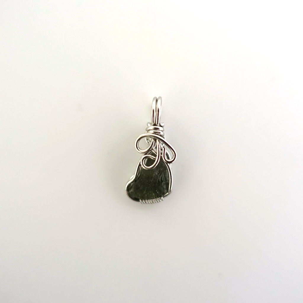 【送料無料】モルダバイト 原石ペンダントップ小《11mm×9.5mm/Silver925ワイヤー巻き》レア!【ポスト投函対応可能商品】