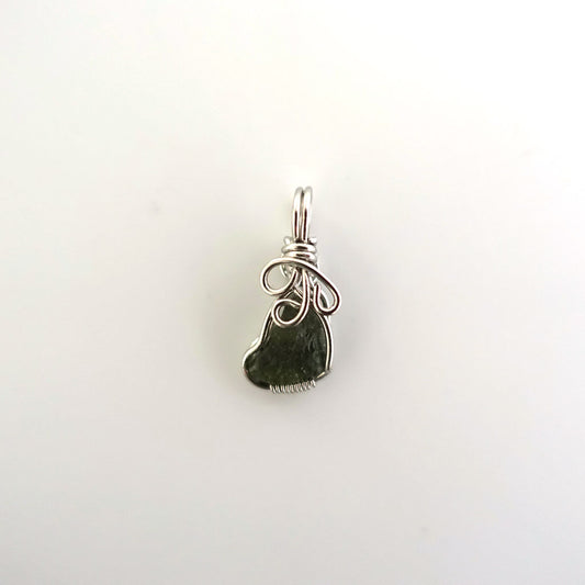 【送料無料】モルダバイト 原石ペンダントップ小《11mm×9.5mm/Silver925ワイヤー巻き》レア!【ポスト投函対応可能商品】
