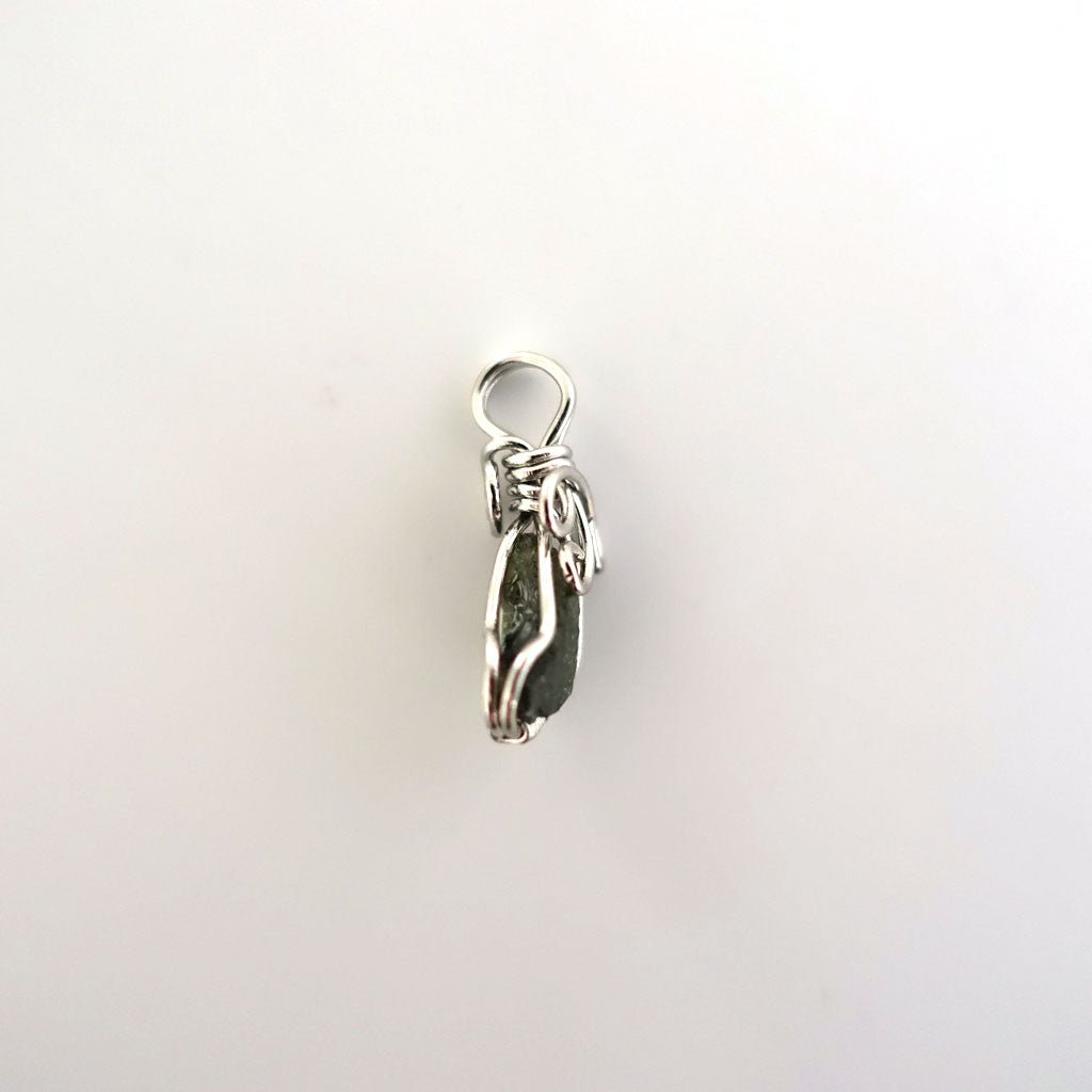 【送料無料】モルダバイト 原石ペンダントップ小《11mm×9.5mm/Silver925ワイヤー巻き》レア!【ポスト投函対応可能商品】