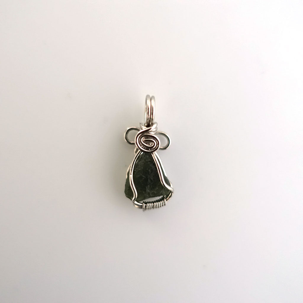 【送料無料】モルダバイト 原石ペンダントップ小《12mm×10mm/Silver925ワイヤー巻き》レア!【ポスト投函対応可能商品】