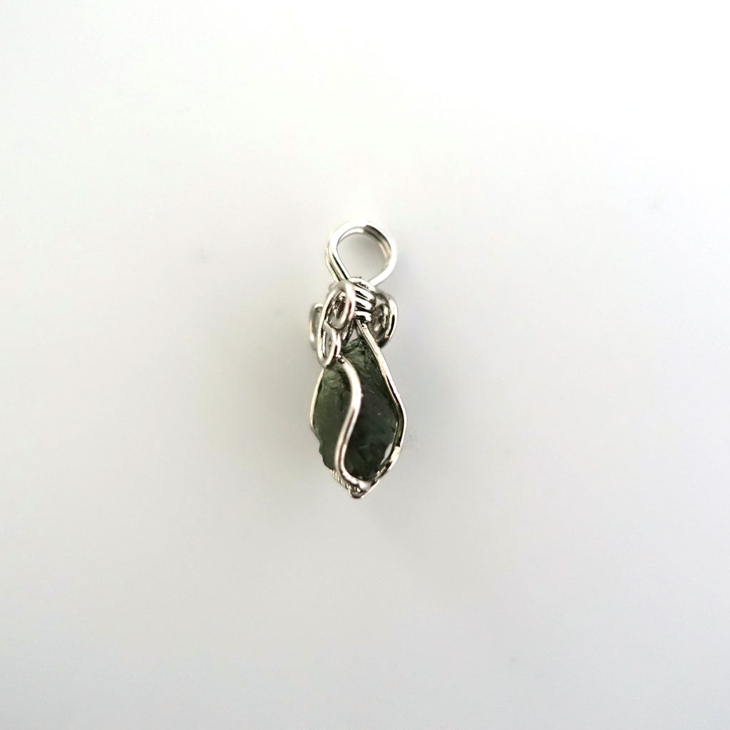【送料無料】モルダバイト 原石ペンダントップ小《12mm×10mm/Silver925ワイヤー巻き》レア!【ポスト投函対応可能商品】
