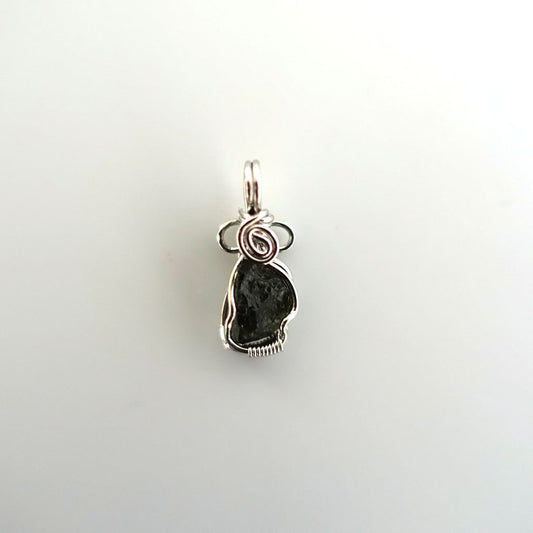 【送料無料】モルダバイト 原石ペンダントップ小《11mm×9.5mm/Silver925ワイヤー巻き》レア!【ポスト投函対応可能商品】