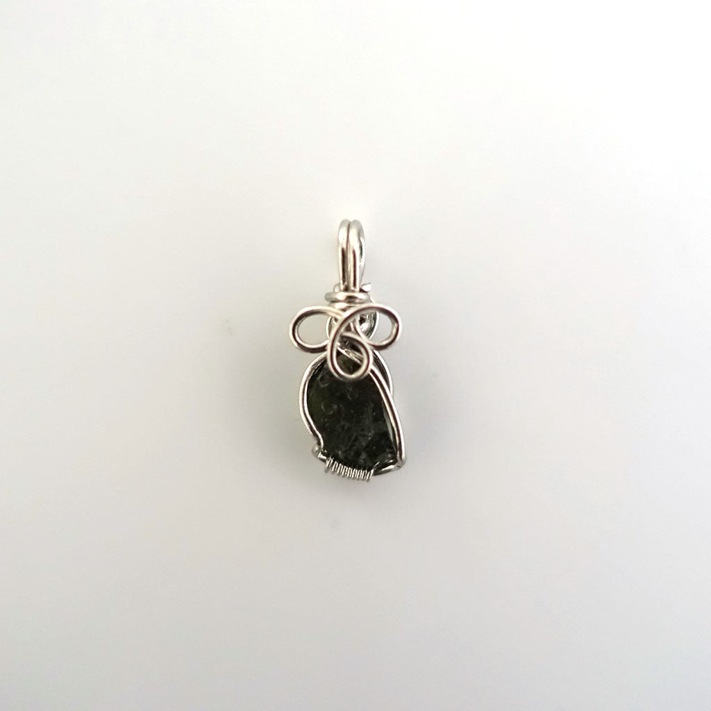 【送料無料】モルダバイト 原石ペンダントップ小《11mm×9.5mm/Silver925ワイヤー巻き》レア!【ポスト投函対応可能商品】