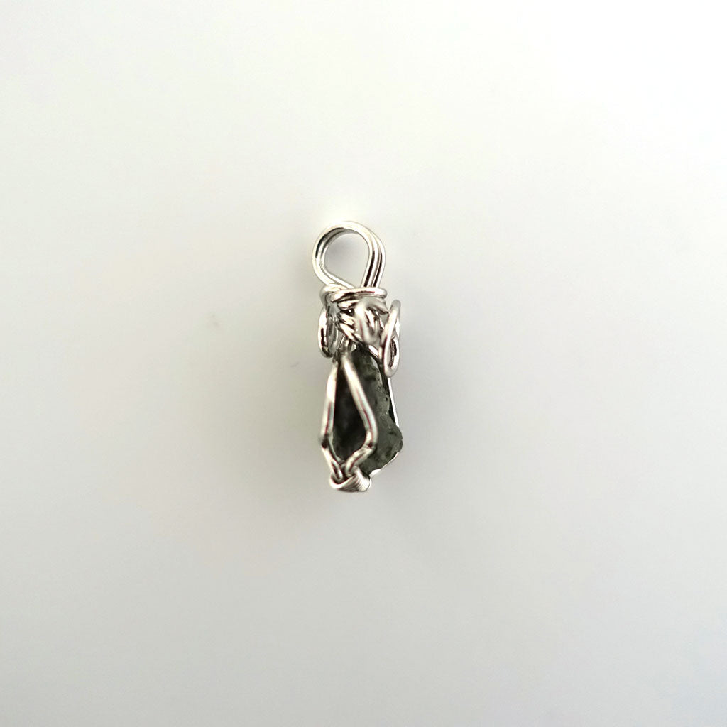 【送料無料】モルダバイト 原石ペンダントップ小《11mm×9.5mm/Silver925ワイヤー巻き》レア!【ポスト投函対応可能商品】