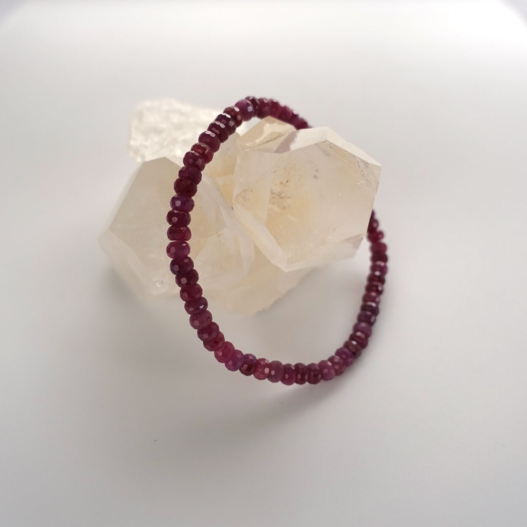 【送料無料】ルビー3mm×4mm ボタンカットブレスレット《175mm》永遠の愛のシンボル【ポスト投函対応可能商品】