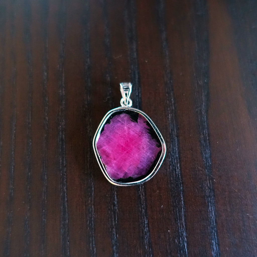 【送料無料】ルビー スライス型ペンダントトップ《24mm×21mm/Silver925》宝石の女王【ポスト投函対応可能商品】