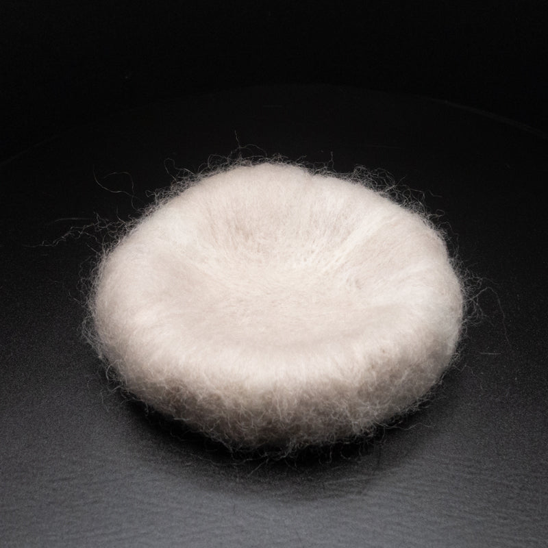 【送料無料】セレナイト丸玉《57mm球/キャッツアイ入り》羊毛マット台座付