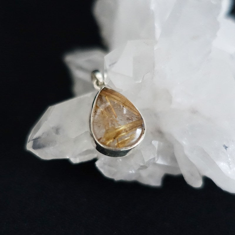 ルチルクォーツ ドロップ型ペンダントトップ《17mm×13mm/silver925》金運・仕事運・目標達成【ポスト投函対応可能商品】