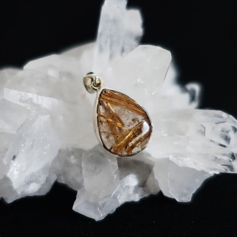 ルチルクォーツ ドロップ型ペンダントトップ《17mm×13mm/silver925》金運・仕事運・目標達成【ポスト投函対応可能商品】
