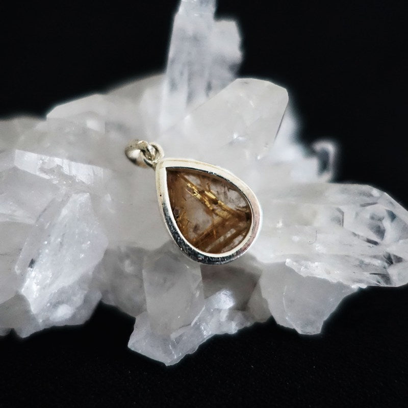 ルチルクォーツ ドロップ型ペンダントトップ《17mm×13mm/silver925》金運・仕事運・目標達成【ポスト投函対応可能商品】