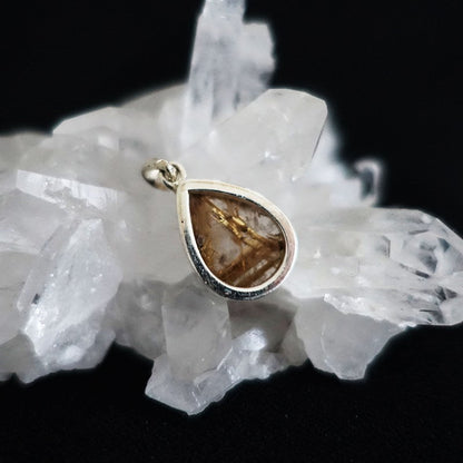 ルチルクォーツ ドロップ型ペンダントトップ《17mm×13mm/silver925》金運・仕事運・目標達成【ポスト投函対応可能商品】