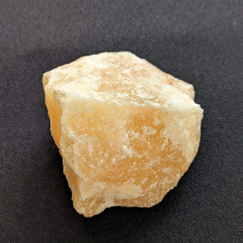 オレンジカルサイト原石《64mm/145g》明るさ・大らかさ・許し
