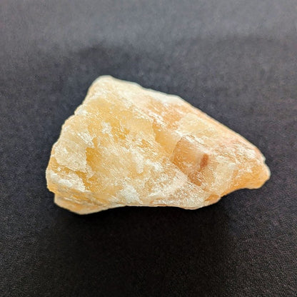 オレンジカルサイト原石《64mm/145g》明るさ・大らかさ・許し