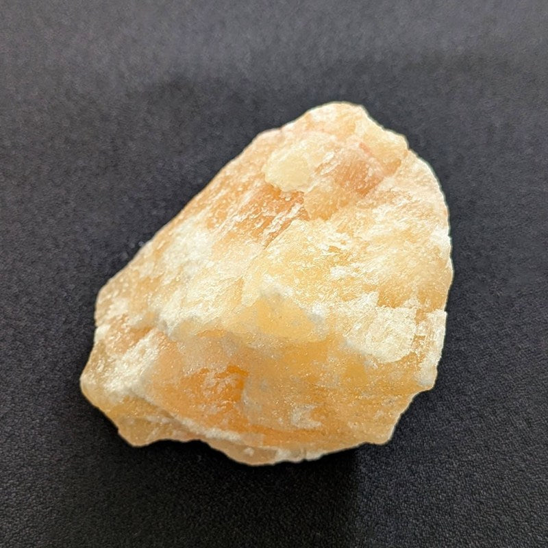 オレンジカルサイト原石《64mm/145g》明るさ・大らかさ・許し