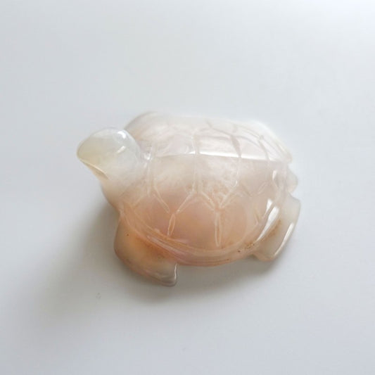 メノウ製の亀型ストーン《グレイッシュな乳白色/58mm×53mm》