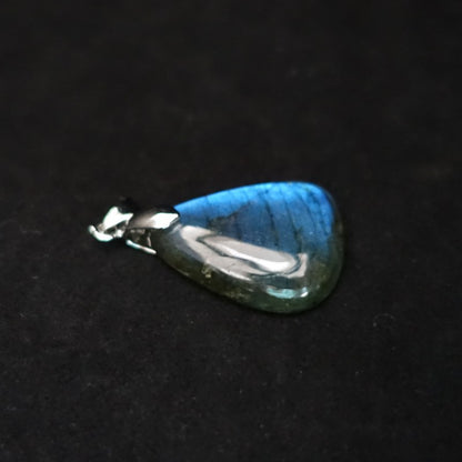 ラブラドライトペンダントトップ《マダガスカル産28mm×20.5mm》【ポスト投函対応可能商品】