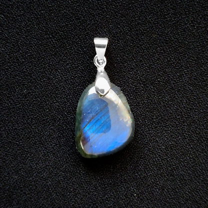 ラブラドライトペンダントトップ《マダガスカル産21mm×17mm》【ポスト投函対応可能商品】