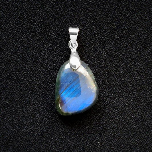 ラブラドライトペンダントトップ《マダガスカル産21mm×17mm》【ポスト投函対応可能商品】