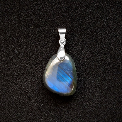 ラブラドライトペンダントトップ《マダガスカル産21mm×17mm》【ポスト投函対応可能商品】