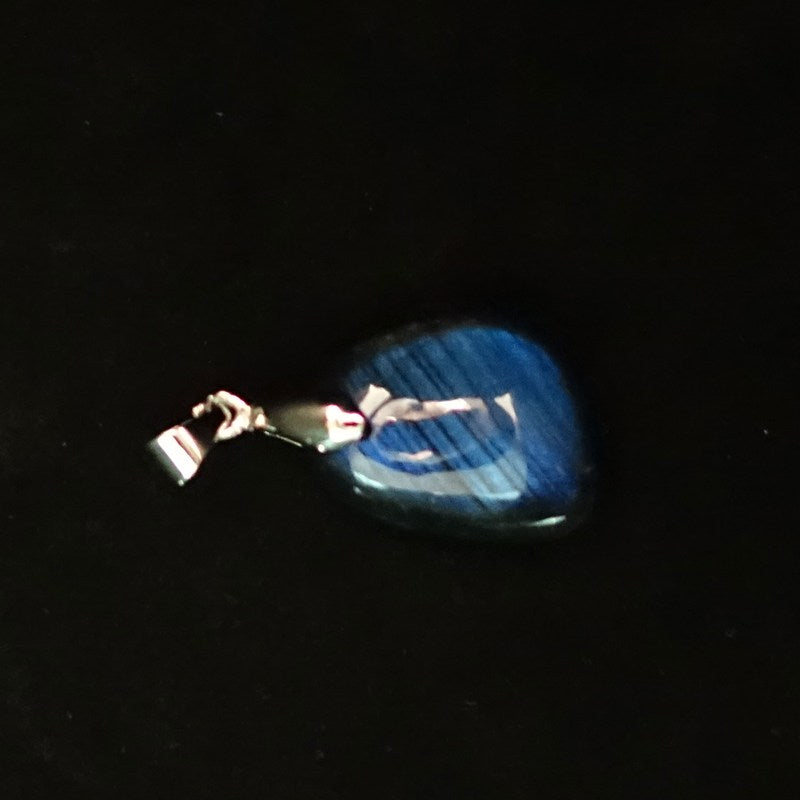 ラブラドライトペンダントトップ《マダガスカル産21mm×17mm》【ポスト投函対応可能商品】