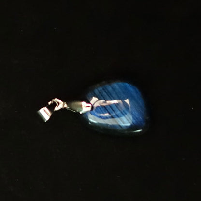 ラブラドライトペンダントトップ《マダガスカル産21mm×17mm》【ポスト投函対応可能商品】